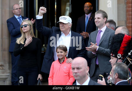 US-Präsidentschaftswahlen hoffnungsvollen Donald Trump kommt mit seiner Tochter Ivanka, Sohn Eric (rechts) und Enkelin Kai Madison Trump, bei seinem überarbeitet Trump Turnberry Golfplatz in South Ayrshire. Stockfoto