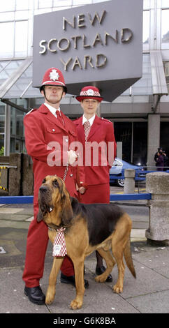 Ein Bluthund namens „57 Varieties“ mit zwei neu rekrutierten Mitgliedern der „Ketchup Police“, KPC Sunny Hoyle (links) und WKPC Helen Swain, außerhalb von New Scotland Yard in Victoria, London. Die Gruppe wurde von Heinz im Rahmen einer Kampagne rekrutiert, um sicherzustellen, dass landesweit nur echter Heinz Tomato Ketchup bedient wird. Stockfoto