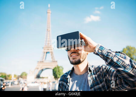 Frankreich, Paris, Mann Reisen in Paris via virtual-Reality-Brille Stockfoto