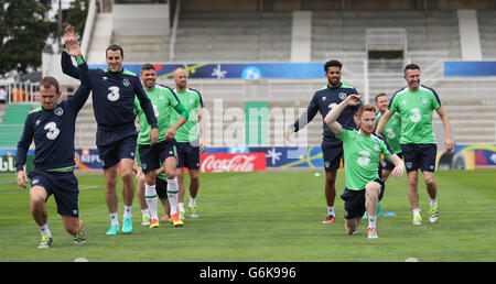 Republik Irland Stephen Quinn (rechts) und John O'Shea (2. von links) während einer Trainingseinheit im Stade de Montbauron, Versailles. Stockfoto