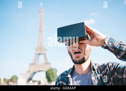 Frankreich, Paris, Mann Reisen in Paris via virtual-Reality-Brille Stockfoto