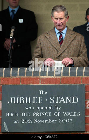 Der Prinz von Wales bei der Eröffnung des neuen Jubilee-Standes auf der Rennbahn Ludlow, nachdem er das Prince of Wales Challenge Trophy-Rennen beobachtet hatte, das zu seinen Ehren umbenannt wurde, nachdem er im Oktober 1980 Zweiter bei dem Event wurde. Früher hat Charles einen restaurierten Brunnen aus dem 19. Jahrhundert in Witley Court, Worcestershire, „angezündet“, nachdem er im Rahmen eines Projekts zur 1-Millionen-Geschichte des englischen Kulturerbes zu seinem früheren Ruhm zurückgekehrt war. Stockfoto