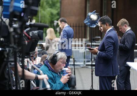 Sky News politische Editor Faisal Islam (zweiter von rechts) mit Medien in der Downing Street, London, nachdem Großbritannien gestimmt, der Europäischen Union in einer historischen Volksabstimmung zu verlassen die Westminster Politik in Unordnung geworfen hat und schickte das Pfund auf den Weltmärkten taumeln. Stockfoto