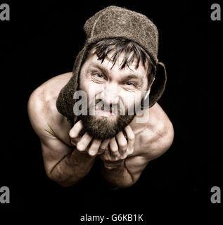 Dunkle Porträt unheimlich böse finstere bärtigen Mannes mit schmunzeln, macht verschiedene Handzeichen und drückt verschiedene Gefühle. seltsame Russe Stockfoto