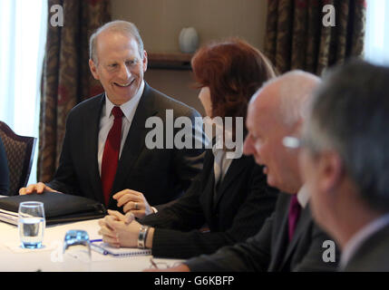 US-Diplomat Dr. Richard Haass, unterstützt von Harvard-Professor Meghan O'Sullivan, mit politischen Parteimitgliedern nach Gesprächen am runden Tisch im Europa Hotel Belfast. Stockfoto