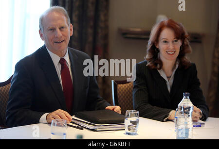 US-Diplomat Dr. Richard Haass (rechts), unterstützt von Harvard-Professor Meghan O'Sullivan, mit politischen Parteimitgliedern nach Gesprächen am runden Tisch im Europa Hotel Belfast. Stockfoto