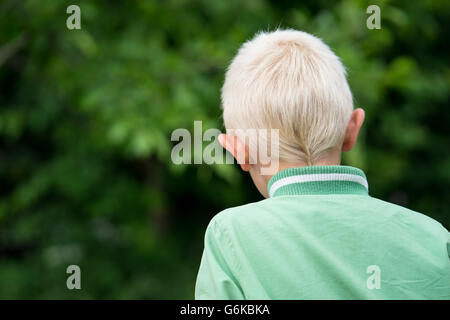 Der Kopf des kleinen blonden Jungen im Garten Stockfoto