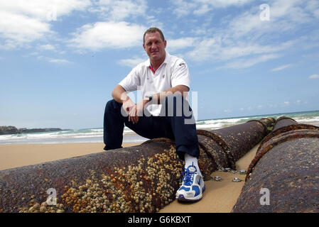 KEINE NUTZUNG DES MOBILTELEFONS. WEBSITES DÜRFEN WÄHREND DES SPIELS NUR ALLE FÜNF MINUTEN EIN BILD VERWENDEN. Englands Richard Hill posiert für Fotos am Manly Beach vor dem Halbfinalspiel der englischen Rugby-Weltmeisterschaft mit Frankreich am Sonntag. Stockfoto