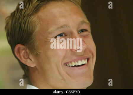 KEINE NUTZUNG DES MOBILTELEFONS. WEBSITES DÜRFEN WÄHREND DES SPIELS NUR ALLE FÜNF MINUTEN EIN BILD VERWENDEN. Der englische Jonny Wilkinson bei der heutigen Pressekonferenz im Mannschaftshotel in Manly vor dem Halbfinalspiel der englischen Rugby-Weltmeisterschaft mit Frankreich am Sonntag. Stockfoto