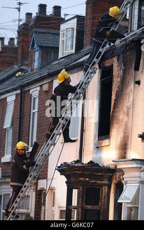 Humberside Fire Service vor dem Haus, wo drei Kinder nach einem Brand in ihrem Haus in Goole starben. Um 1.57 Uhr morgens wurden Feuerwehrleute gerufen, wo sie eine Frau vor einem Haus fanden, die sagte, dass ihre drei Kinder darin gefangen seien. Der Sprecher der Polizei von Humberside sagte, dass es im Moment keine Angaben darüber gebe, welche Ursache das Feuer verursacht habe. Stockfoto