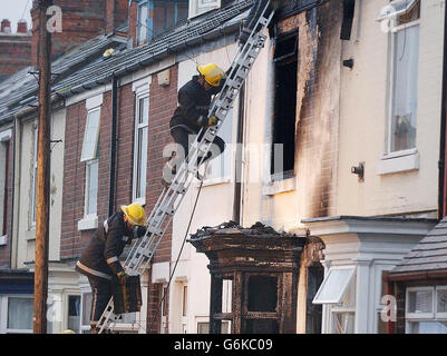 Humberside Fire Service vor dem Haus, wo drei Kinder nach einem Brand in ihrem Haus in Goole starben. Um 1.57 Uhr morgens wurden Feuerwehrleute gerufen, wo sie eine Frau vor einem Haus fanden, die sagte, dass ihre drei Kinder darin gefangen seien. Der Sprecher der Polizei von Humberside sagte, dass es im Moment keine Angaben darüber gebe, welche Ursache das Feuer verursacht habe. Stockfoto