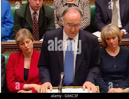 Videoaufnahme des Oppositionsführers Michael Howard, der während der Fragestunde des Premierministers im Londoner Unterhaus spricht. Es sind Michael Howards Fragen des Ersten Premierministers als konservativer Führer. Stockfoto