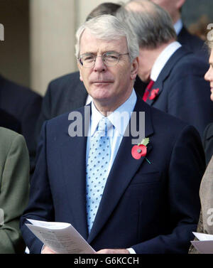 Der ehemalige Tory-Premierminister John Major besucht Prinz Charles' Besuch im Royal Hospital, Chelsea, der Heimat der Chelsea Pensioners, für den traditionellen jährlichen Akt des Gedenkens in Figure Court. Seine königliche Hoheit wurde auch von dem lokalen Abgeordneten Michael Portillo bei der feierlichen Zeremonie zur Erinnerung an die Kriegstoten in West-London begleitet. Stockfoto