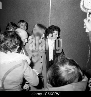 Die Cellistin Jacqueline du Pre kommt mit ihrem Mann Daniel Barenboim in die Royal Festival Hall, wo er das London Philharmonic Orchestra dirigierte. Stockfoto