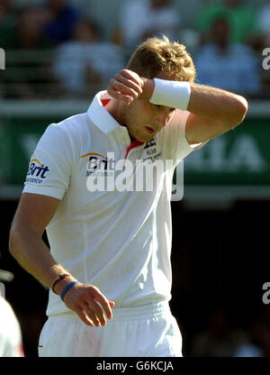 Der englische Stuart Broad reagiert während des ersten Ashes-Tests in Gabba, Brisbane, Australien. Stockfoto