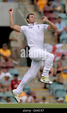 Der englische Chris Tremlett bowelt am zweiten Tag des ersten Ashes Tests in Gabba, Brisbane, Australien. Stockfoto