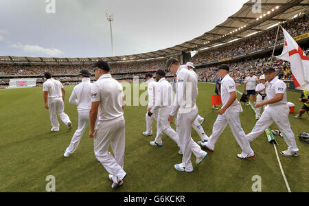 England nimmt am zweiten Tag des ersten Ashes-Tests in Gabba, Brisbane, Australien, das Feld auf. Stockfoto