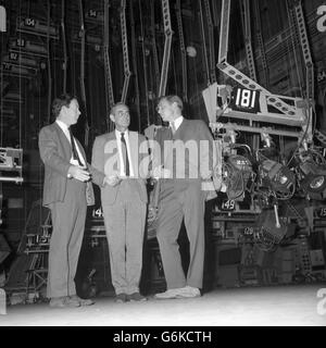 BBC-FERNSEHKONTROLLEURE TREFFEN SICH nach den BBC-Terminen – die drei Fernsehkontrolleure werden in einem Studio im BBC Television Center, White City, London, abgebildet. Michael Pfacock, Controller von BBC-1, Huw Wheldon, Controller of Television Programs und David Attenborough, Controller von BBC-2. Stockfoto