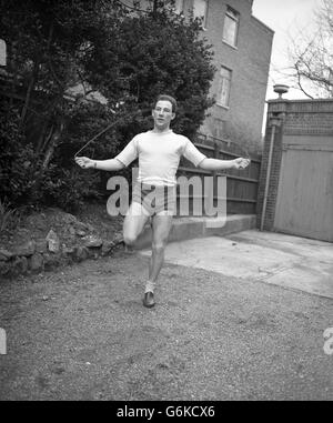 Motorsport - Stirling Moss - Hampstead Flat, London. Der britische Rennfahrer Stirling Moss springt in seiner Hampstead-Wohnung in London. Stockfoto