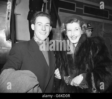 Der 21-jährige Ass des britischen Rennfahrers Stirling Moss und Mrs.John Heath, dessen Ehemann am Bau des H.W.M. Rennwagens mitgewirkt hat, waren auf dem Weg nach Italien über Paris an Bord eines Air France-Linienschiffes am Flughafen London zu sehen. Stockfoto