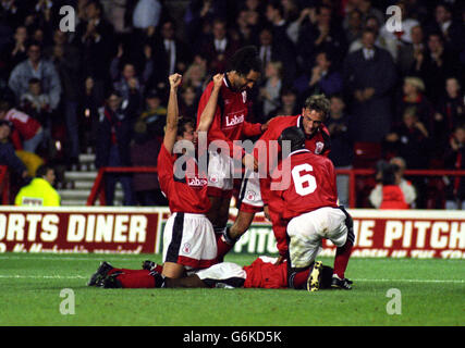 Der Nottingham Forest feiert, nachdem Bryan Roy das Siegtor erzielt hat Stockfoto