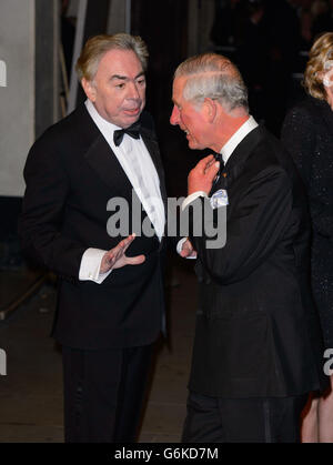 Der Prinz von Wales spricht mit Sir Andrew Lloyd Webber (links), als er zur Royal Variety Performance im Londoner Palladium im Zentrum Londons kommt. Stockfoto