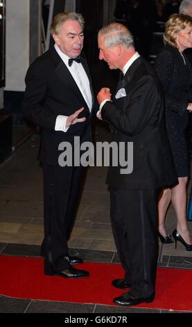 Der Prinz von Wales spricht mit Sir Andrew Lloyd Webber (links), als er zur Royal Variety Performance im Londoner Palladium im Zentrum Londons kommt. Stockfoto