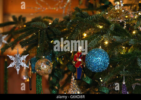 Einige der Dekorationen auf dem sechs Meter langen Nordman-Fir-Weihnachtsbaum in der St. George's Hall, der Teil der Weihnachtspräsentationen im Windsor Castle, in der Grafschaft von Burkshire, ist. Stockfoto