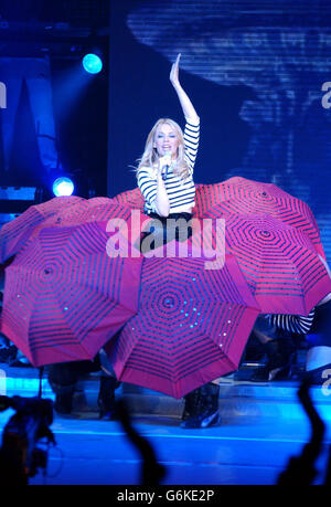 Sängerin Kylie Minogue auf der Bühne während ihres Konzerts, wo sie ihr neues Album Body Language lancierte, mit einer Einzelausstellung im The Carling Apollo in Hammersmith, London. Stockfoto