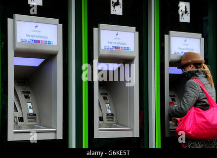 Geldautomaten. Eine allgemeine Ansicht der Lloyds Bank Geldautomaten in Derby. Stockfoto