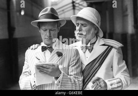 Der Schauspieler Dennis Waterman, der am 20. Juli im Victoria Palace in Windy City eröffnet, eine musikalische Version des berühmten Zeitungsstücks Front Page, bereitet sich auf seine Rolle als Reporter in Chicago vor, indem er einen anderen Schauspieler, George Cole, im Theatre Royal, Drury Lane, interviewt. Wo er derzeit Major General Stanley in Pirates of Penzance spielt. Stockfoto