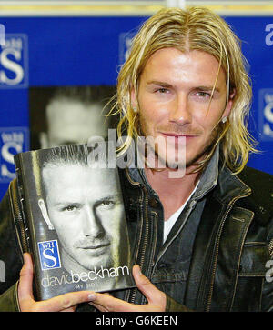 Der englische Fußballkapitän David Beckham hält eine Kopie seiner Autobiographie „My Side“. Der Star von Real Madrid unterschrieb Kopien seines Buches in einem WHSmith-Geschäft im Trafford Centre in Manchester. Stockfoto