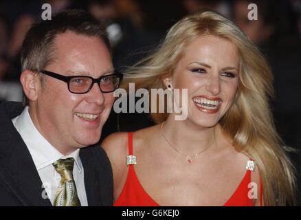 Der Komiker Vic Reeves und seine Frau, das Model Nancy Sorrell, kommen für den britischen Charity-Film Premiere of Love in Aid of Comic Relief, der am Odeon Leicester Square im Zentrum von London stattfand. Stockfoto