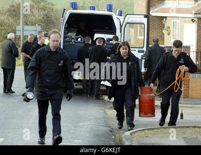 Die Kontrollabläufe der Polizei werden vor dem Haus des britischen Premierministers Tony Blair in Trimdon, Grafschaft Durham, versiegelt, wo der Präsident der Vereinigten Staaten, George Bush, voraussichtlich diese Woche zu Besuch sein wird. Sicherheitschefs wurden vor dem Besuch von Bush in die zweithöchste Terroralarmierung Großbritanniens gebracht, mit 5,000 Polizeibeamten und Hunderten von US-Agenten, nachdem sie vor einem Angriff nordafrikanischer al-Qaida-Aktivisten gewarnt wurden, die angeblich nicht mit der Reise in Verbindung stehen. Stockfoto