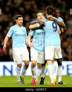 Fußball - Barclays Premier League - Manchester City / Swansea City - Etihad Stadium. Samir Nasri (Mitte) von Manchester City feiert das zweite Tor seiner Mannschaft im Spiel mit seinen Teamkollegen Stockfoto