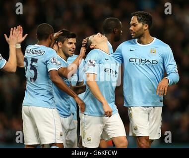 Fußball - Barclays Premier League - Manchester City / Swansea City - Etihad Stadium. Samir Nasri (Mitte) von Manchester City feiert das zweite Tor seiner Mannschaft im Spiel mit seinen Teamkollegen Stockfoto