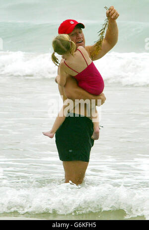 Keine Nutzung des Mobiltelefons. Websites dürfen während des Spiels nur alle fünf Minuten ein Bild verwenden. Englands Neil Back spielt mit seiner Tochter Olivia im Meer am Manly Beach in Sydney, vor dem Rugby-Weltcup-Finale gegen Australien am Samstag. Stockfoto