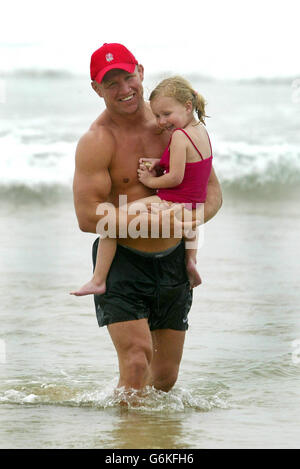 Keine Nutzung des Mobiltelefons. Websites dürfen während des Spiels nur alle fünf Minuten ein Bild verwenden. Englands Neil Back spielt mit seiner Tochter Olivia im Meer am Manly Beach in Sydney, vor dem Rugby-Weltcup-Finale gegen Australien am Samstag. Stockfoto