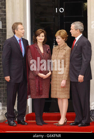 Der britische Premierminister Tony Blair und seine Frau Cherie stehen mit US-Präsident George Bush und seiner Frau Laura vor dem offiziellen Wohnsitz des Premierministers in der Londoner Downing Street vor Gesprächen, einer Pressekonferenz und einem Mittagessen. Die Sicherheit in der Hauptstadt ist nach wie vor streng, da Tausende von Demonstranten erwartet werden, dass sie am zweiten Tag des Staatsbesuchs des Präsidenten an einer riesigen Antikriegsdemonstration teilnehmen werden. Stockfoto