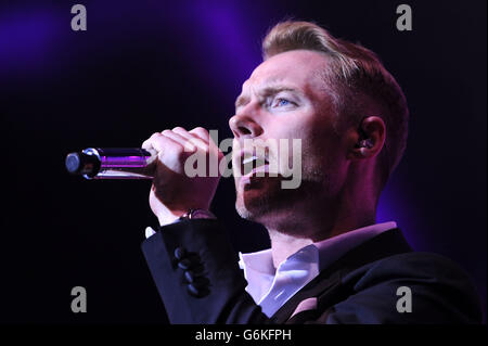 Ronan Keating tritt am 1. Dezember 2013 zum 20-jährigen Jubiläum der Boyzone in Cardiff auf. Stockfoto