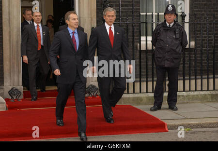 Premierminister Tony Blair (links) und US-Präsident George Bush verlassen die Downing Street, London, zu einer Pressekonferenz im Auswärtigen Amt. Die Sicherheit in der Hauptstadt ist weiterhin streng, da Tausende von Demonstranten erwartet werden, dass sie am zweiten Tag des Staatsbesuchs des Präsidenten an einer riesigen Antikriegsdemonstration teilnehmen werden. Stockfoto