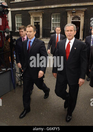 Premierminister Tony Blair (links) und US-Präsident George Bush verlassen die Downing Street, London, zu einer Pressekonferenz im Auswärtigen Amt. Die Sicherheit in der Hauptstadt ist weiterhin streng, da Tausende von Demonstranten erwartet werden, dass sie am zweiten Tag des Staatsbesuchs des Präsidenten an einer riesigen Antikriegsdemonstration teilnehmen werden. Stockfoto