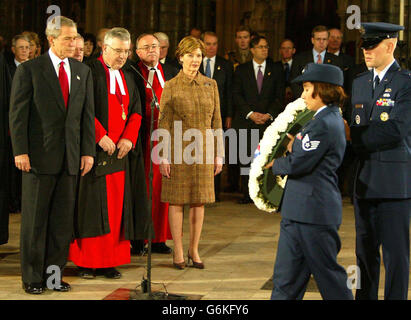 US-Präsident George Bush und seine Frau Laura beobachten während eines Dienstes in der Westminster Abbey im Zentrum von London, wie amerikanische Servicemitarbeiter zu Beginn des zweiten Tages seines Staatsbesuchs einen Kranz am Grab des unbekannten Soldaten niederlegen. Der Präsident und seine Frau bleiben während ihres Besuchs als Gäste der britischen Königin Elizabeth II. Im Buckingham Palace Stockfoto