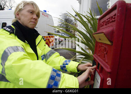 Eine Polizistin versiegelt den Briefkasten auf der Dunn Cow in Sedgefield, Tony Blairs North East-Wahlkreis in der Grafschaft Durham, mit Straßen durch das Dorf bis 17:00 Uhr geschlossen und die Besitzer von Fahrzeugen, die auf den Straßen geparkt sind, werden gebeten, sie zu bewegen. Herr Bush wird morgen Sedgefield besuchen, und die örtliche Polizei hat vor der Veranstaltung den letzten Schliff für einen 1-Millionen-Sicherheitseinsatz gegeben. Stockfoto