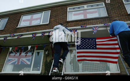 Bewohner des Hauses von Premierminister Tony Blair in Trimdon - in seinem Wahlkreis Sedgefield - in der Grafschaft Durham - schmücken ihr Haus mit Union Jack- und Stars and Stripes-Flaggen für den morgigen Besuch von US-Präsident George Bush im Rahmen seines Staatsbesuchs in Großbritannien. Stockfoto