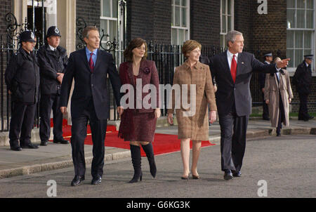 George W. Bush seine Frau Laura verlässt die Downing Street Nr. 10 in Begleitung des britischen Premierministers Tony Blair und seiner Frau Cherie am zweiten vollen Tag des Staatsbesuchs von US-Präsident George Bush in Großbritannien. Stockfoto