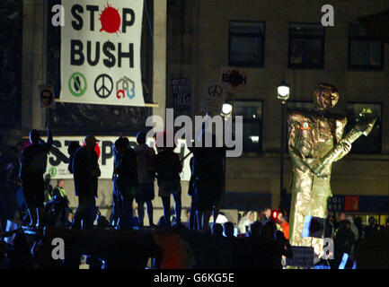 Demonstranten versammeln sich auf dem trafalgar Square, nachdem sie einen Tag lang im Rahmen der Anti-Bush-Demo durch die Straßen Londons marschiert sind. Stockfoto