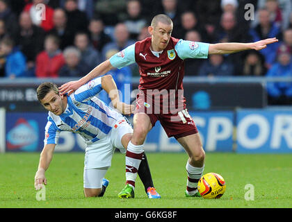 Fußball - Sky Bet Championship - Huddersfield Town / Burnley - John Smith's Stadium. Martin Pherson (links) von Huddersfield Town und David Jones von Burnley kämpfen um den Ball Stockfoto