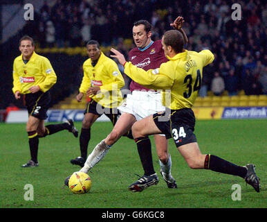 Watfords Jack Smith (R) bekämpft Don Hutchinson von West Ham United während ihres Nationwide Division One Spiels auf Watfords Vicarage Road Ground. KEINE INOFFIZIELLE CLUB-WEBSITE. Stockfoto