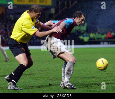 Watfords Paul Devlin und West Ham United's Don Hutchinson (R) in Aktion während ihres Nationwide Division One Spiels auf Watfords Vicarage Road Ground. KEINE INOFFIZIELLE CLUB-WEBSITE. Stockfoto